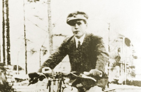 Franz J?gerst?tter auf einem Motorrad 1921.? Franz Josef Rupprecht; A-7123 M?nchhof; Bank: Raiffeisenbank M?nchhof (BLZ 33054), Kto.-Nr.: 17.608