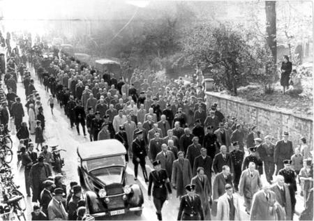 ADN-ZB/Repro/Archiv/18.5.1989Faschistisches Deutschland 1933-1945/Verhaftung j?discher M?nner in Baden-Baden im November 1938: Nach dem faschistischen antisemitischen Pogrom vom 9./10. November 1938 wurden etwa 30 000 Juden verhaftet und in Konzentr