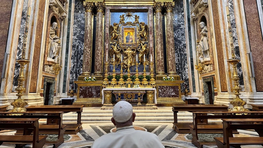 Papst betet vor Marienikone 'Salus populi romani' / Vatican Media Papst-Beerdigung findet im kleinen Kreis statt