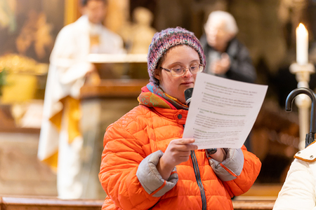 Menschen mit und ohne Behinderung haben am Internationalen Tag für Menschen mit Behinderung, der jährlich am 3. Dezember begangen wird,einen gemeinsamen barrierefreien Gottesdienst im Wiener Stephansdom gefeiert. Gestaltet wurde die in Gebärdensprach