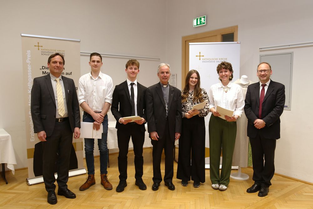 Preisverleihung Erzbischof-Dr.-Alois-Kothgasser-Preis, v.l.n.r.: Markus Hammer, Lukas Genser, Florian Streb, Weihbischof Hansjörg Hofer, Annika Vrece und Lena Tanner, Erwin Konjecic / Erzdioezese Salzburg (eds) / Michaela Greil Salzburger Erzdiözese zeichnet Maturanten mit Kothgasser-Preis aus