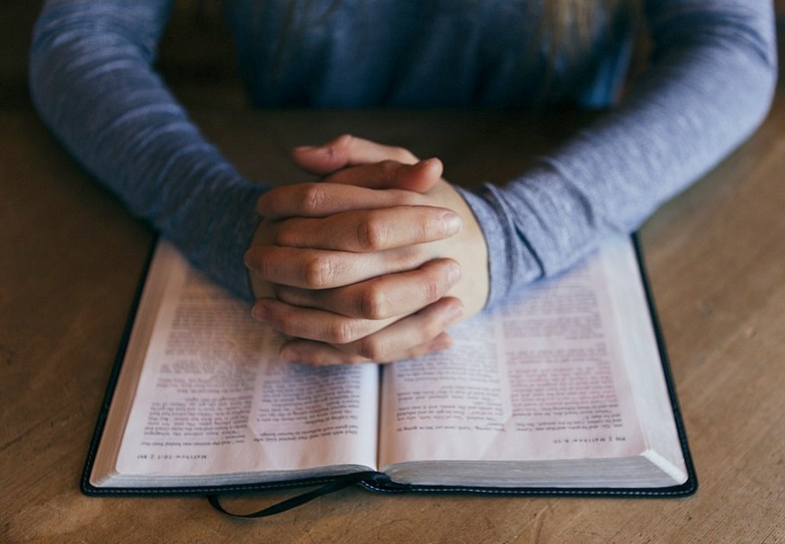 Betende Hände über der Bibel / pixabay / gemeinfrei Ökumenische Bibelwoche holt Exodus in die Gegenwart