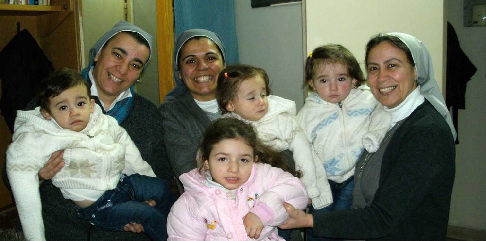 Schwester Annie (re.) und andere Schwestern mit Kindern, Foto: KIRCHE IN NOT