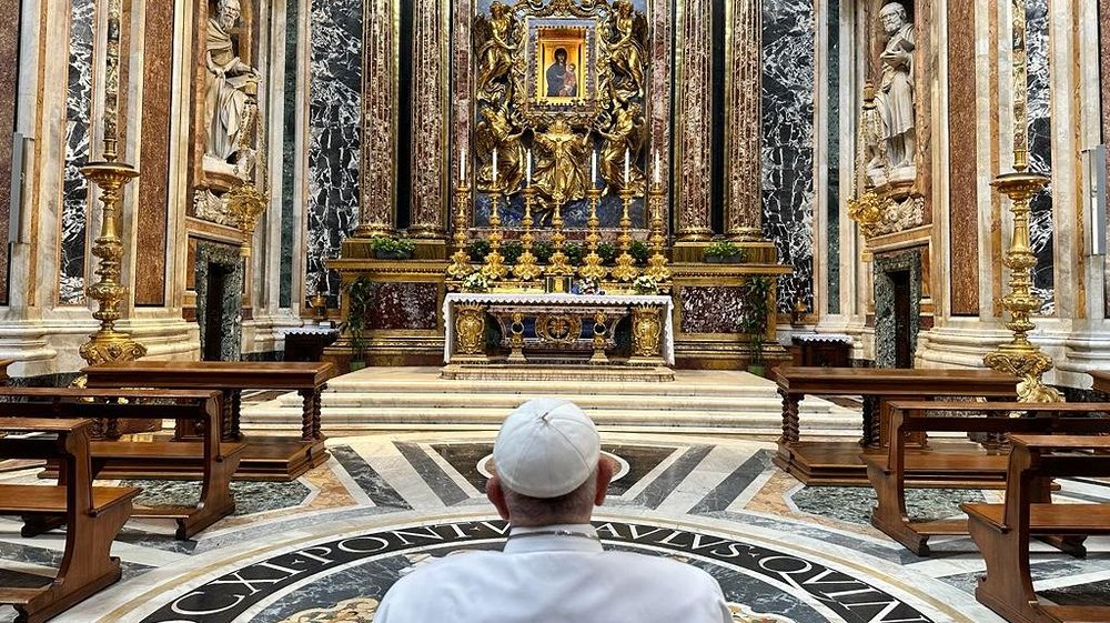 Papst betet vor Ikone 'Salus populi romani' in der Kirche Santa Maria Maggiore / Vatikanisches Presseamt In Santa Maria Maggiore vereint sich der Papst mit den Franziskanern