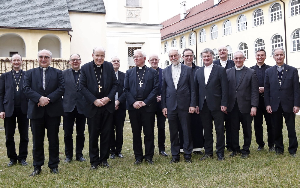 BISCHOFSKONFERENZ2 / GERD EGGENBERGER Stephan Turnovszky, Wilhelm Krautwaschl, Hermann Glettler, Christoph Schönborn, Benno Elbs, Franz Lackner, Franz Scharl, Josef Marketz, Vinzenz Wohlwend, Manfred Scheuer, Ägidius Zsifkovics, Anton Leichtfried, Peter Schipka, Hansjörg Hofer