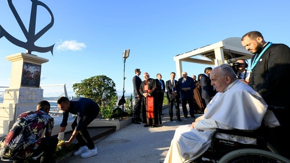 Papst an Gedenkort für Ertrunkene im Mittelmeer in Marseille / Vatican Media Papst an Gedenkort für Ertrunkene im Mittelmeer in Marseille