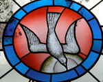 Glasfenster mit Friedenstaube in der Waldkapelle Oberaigen, OberoesterreichCopyright (2002) by BilderBox.com; Erwin Wodicka, A-4062 Breitbrunn. Tel.: 0043 676 5103 678. Veroeffentlichung nur nach unseren AGBs: www.bilderbox.com/agb.html. Bild hon