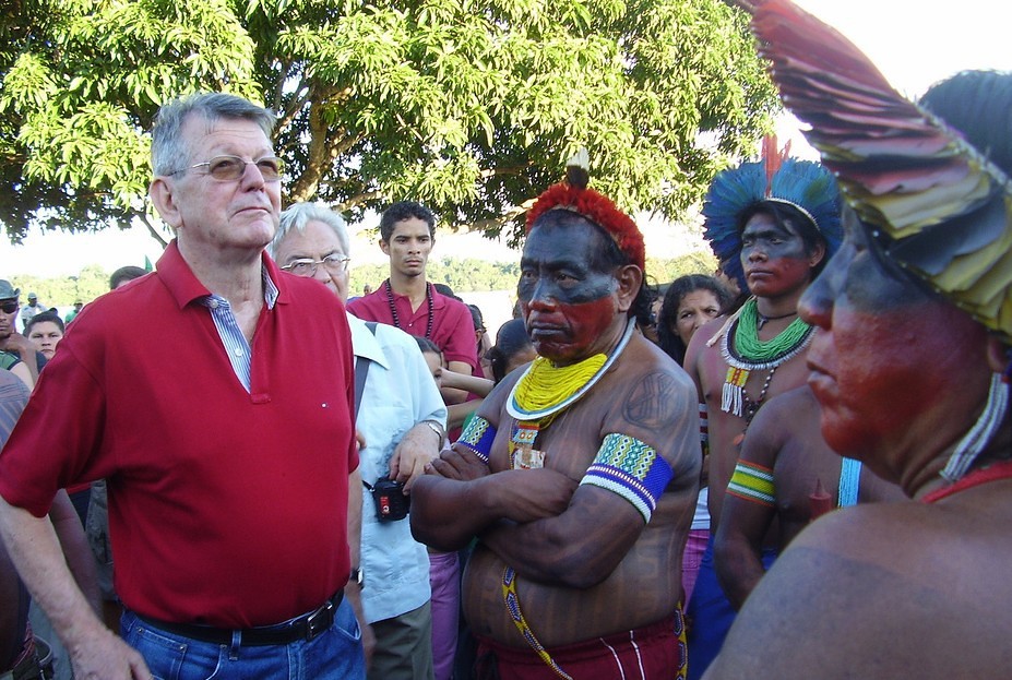 Bischof Erwin Kräutler mit indigenen Bewohnern Amazoniens / Katholische Jungschar/CIMI