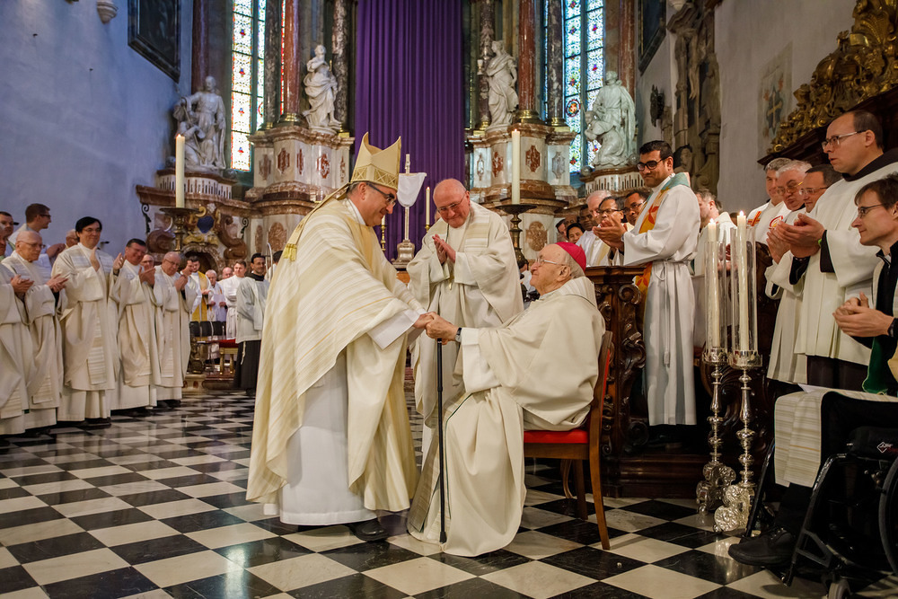 2019: Bischof Krautwaschl gratuliert Altbischof Johann Weber bei der Chrisammesse in der Grazer Stadtpfarrkirche / Sonntagsblatt