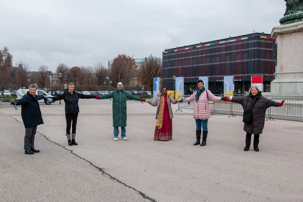 Interreligiöse Frauenaktion am Wiener Heldenplatz / Kath. Frauenbewegung Interreligiöse Frauenaktion am Wiener Heldenplatz