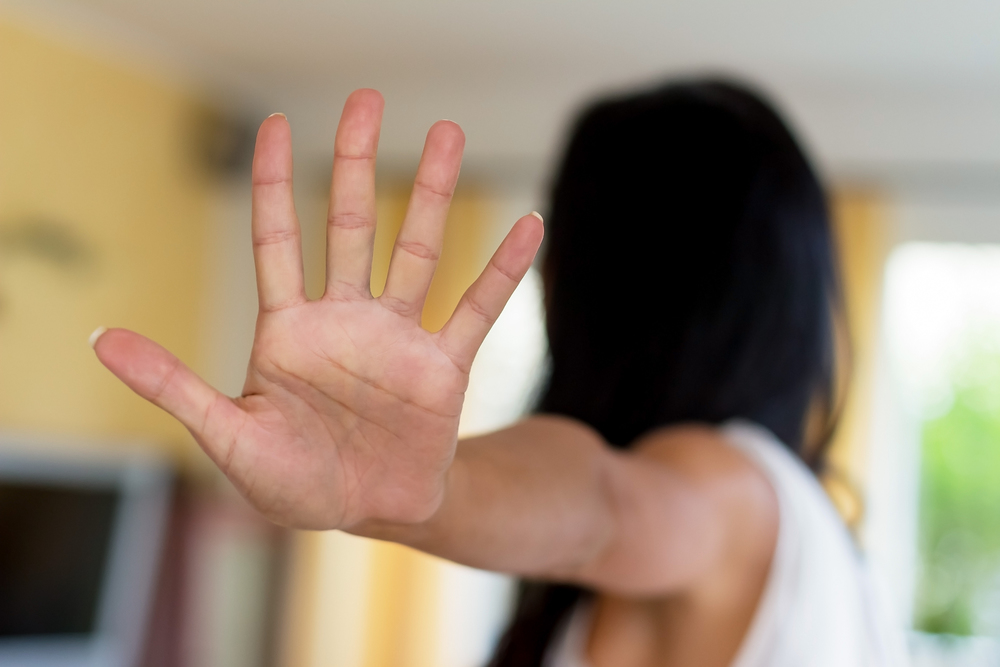 abwehrende Haltung einer Frau / Erwin Wodicka - wodicka@aon.at, Erwin Wodicka Eine Frau wird bel?stigt und h?lt die Hand zur Abwehr