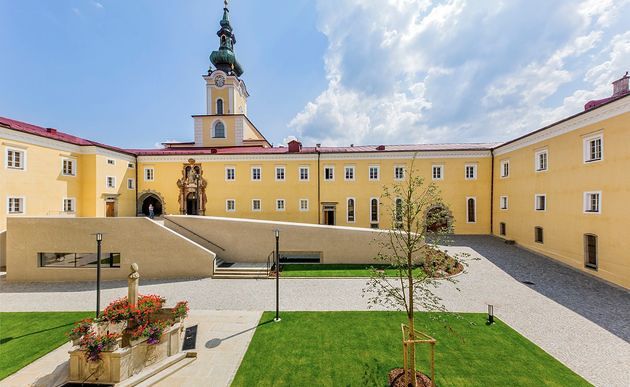 Neu gestalteter Innenhof von Stift Schlägl / Ordensgemeinschaften / Schauer