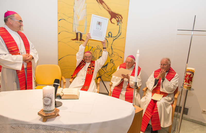 Bischof Weber mit dem Gratulations-Brief von Papst Franziskus. / Sonntagsblatt / Ivo Velchev