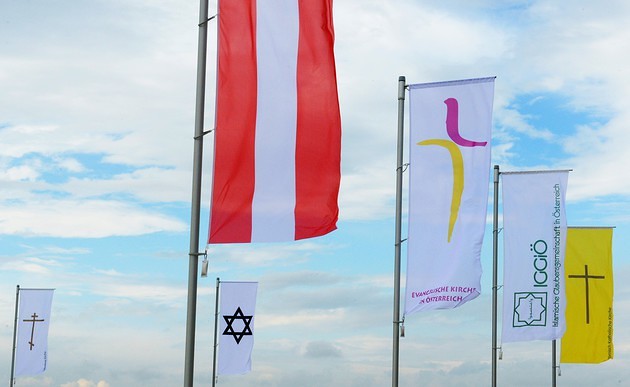 Fahnen beim Wiener 'Campus der Religionen' / kathbild.at/Rupprecht
