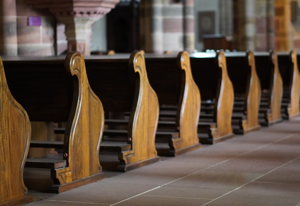 Leere Kirchenbänke / matthiasboeckel/pixabay CC0 Leere Kirchenbänke