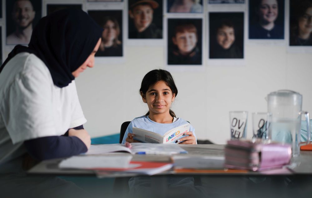 Mädchen und Betreuerin im Caritas-Lerncafe / Caritas Vorarlberg Mädchen und Betreuerin im Caritas-Lerncafe