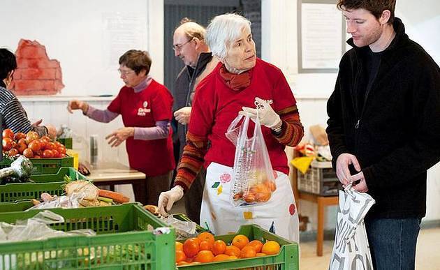 Mitarbeiter eines Caritas-Sozialmarktes / Caritas