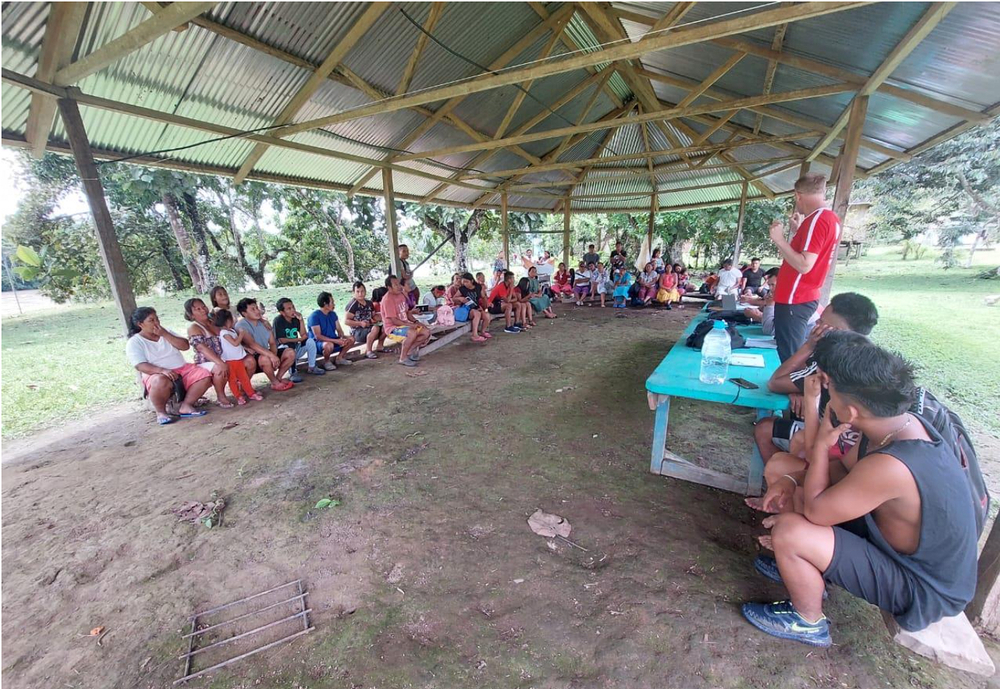 rste Lagebesprechung zum Schutz- und Wiederaufforstungs-Projekt bei den „Siekopai“ im Amazonastiefland / © Jugend Eine Welt