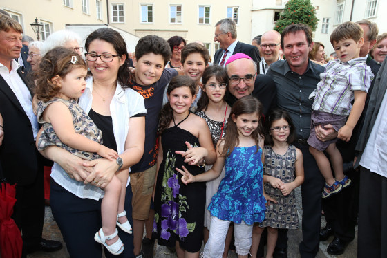 Fröhlich und ausgelassen wurde 2015 die Bischofsweihe am 14. Juni gefeiert. Jetzt freut sich der Bischof auf die Feierlichkeiten am kommenden Wochenende am 23./24. Juni. - / Foto: Schiffer