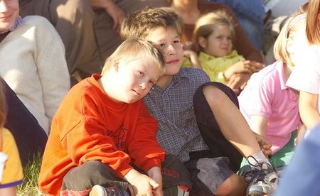 Behinderte und nichtbehinderte Kinder bei einem Fest im Caritas-Heim f?r behinderte Kinder 'Am Himmel'.Wien, 14.9.2002? Franz Josef Rupprecht; A-7123 M?nchhof; Bank: Raiba M?nchhof (BLZ: 33054), Konto.-Nr.: 17.608 