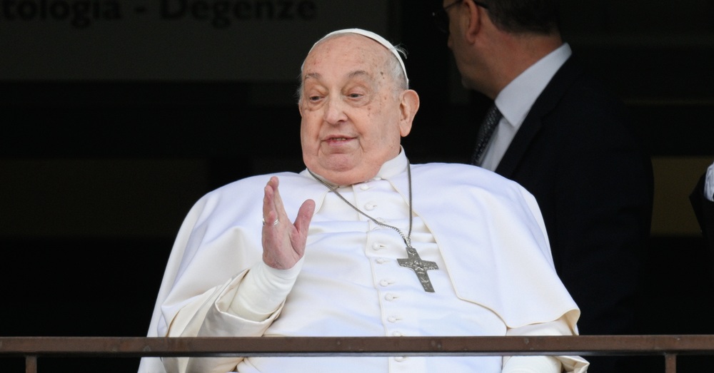 Papst Franziskus / Copyright 2025, KNA GmbH, www.kna.de, All Rights Reserved, Vatican Media Der erkrankte Papst Franziskus winkt am 23. März 2025 zum ersten Mal seit seiner Klinikeinlieferung vom 14. Februar von einem Balkon der Gemelli-Klinik in Rom (Italien).